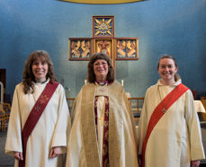 Diakon Eline Elnes Rabbevåg, biskop Ingeborg Midttømme og diakon Linda Slyngstad. Foto: Møre bispedøme