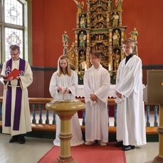 Laminta, Stian og Benjamin saman med prest Karl Johan Bjørge under dåpen i Vatne kyrkje.