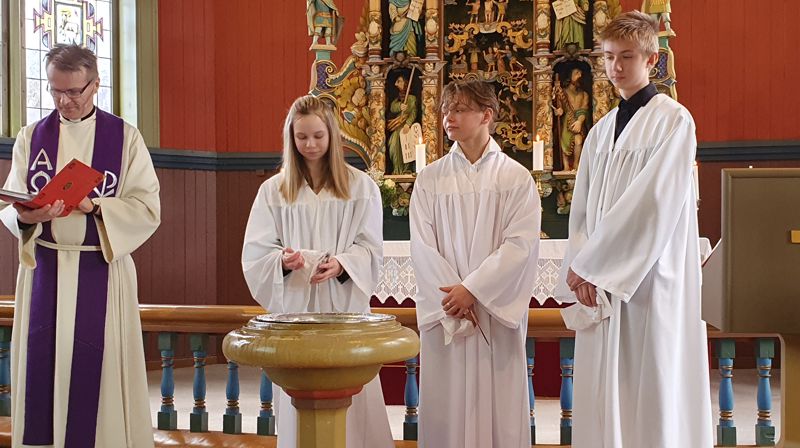 Laminta, Stian og Benjamin saman med prest Karl Johan Bjørge under dåpen i Vatne kyrkje.