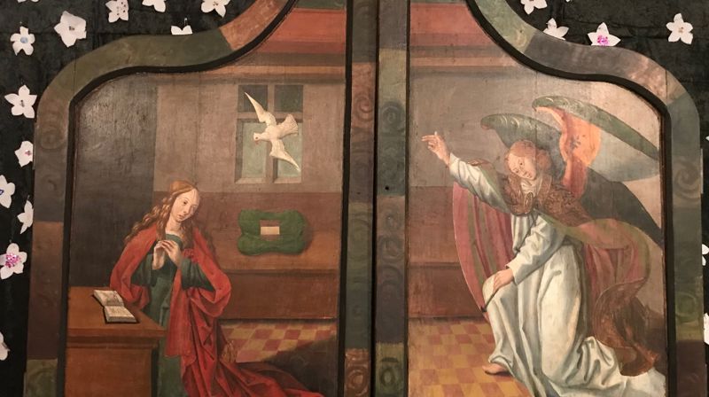 Alterskapet i Ørsta kyrkje med dørene attlatne. Her er det på venstre side måla eit bilete av jomfru Maria då ho tok imot Den Heilage Ande.