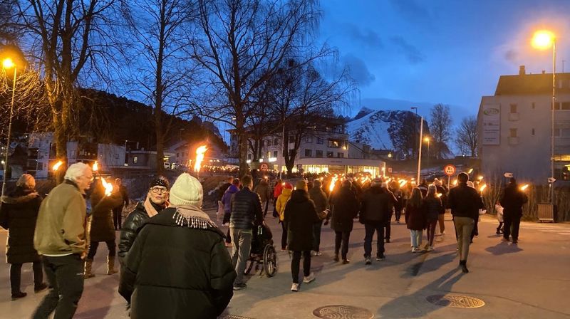 Over 500 mennesker deltok i fakkeltoget i Åndalsnes onsdag kveld.