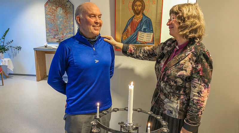 Takk: Biskop Ingeborg Midttømme takkar Per Eilert Orten for 37 års trufast teneste som prest i Aure. (foto: Svein Magne Harnes)