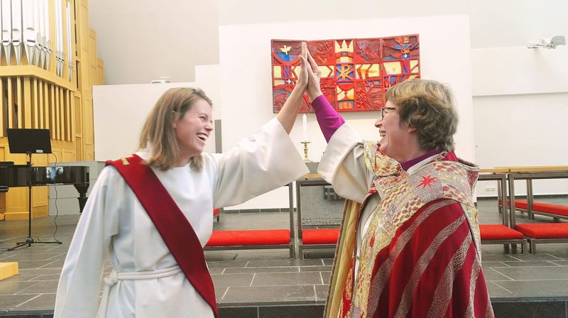 Søndag 28.oktober var det fest i Herøy kyrkje; då biskop Ingeborg Midttømme vigsla Elise Frøyen til kateket i Herøy.