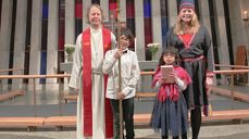 Prost Sindre Stabell Kulø, borna David og Eleana, og ektefelle Kirsti Guvsàm. Foto: Ingeborg Midttømme