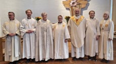Medvirkende under visitasgudstjenesten i Kolstad kirke. Fra venstre: Sokneprest Dagfinn Bjerkestrand, kapellan Tord Thuen, biskop Herborg Finnset, kapellan Wenche Kristine Dahle, sokneprest Per Even Robertstad, diakon Nina Sandstrøm Angelsen og prost Bodil Slørdal.