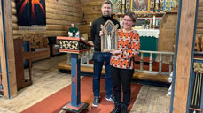 Stian Berland Kjølsvik fra Nidarosen-juryen delte ut årets pris til Kjersti Kvam i Rennebu kirke