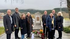 Avduking av minnesmerket. Fv. Kjell Inge Nordgård (kirkeverge), Sveinung Enstad (sokneprest), Hilde Elise Hvarregaard (prosjektleder/landskapsarkitekt Kirkelig fellesråd), Jorun Kraft Mo (kunstner), Arnt Morten Holmli (Kirkelig fellesråd og leder av arbeidsgruppa), Nils Grendstad (arbeidsgruppa), Astrid Grendstad (Kirkegårdskomiteen )og Bodil Slørdal (prost) (Foto: Yngvil Bjellaanes)