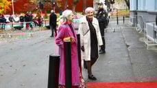 Domprost Kristin Moen Saxegaard (t.v) og biskop Herborg Finnset på vei inn til jubileumsfeiring i synagogen i Trondheim. (Foto: Marius Kalleberg Mydland, Adresseavisen)