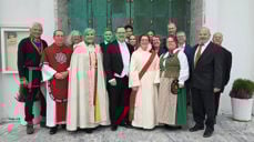 Nyvigslet kateket Marte Cicilie Mære (med rødt skråstola) omgitt av biskop, prost, kolleger, venner og familie utenfor Steinkjer kirke