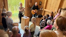 Biskop Herborg (midt i flokken) fikk eksklusiv konsert da hun møtte skolebarna fra Drivdalen oppvekstsenter i Mikaelskapellet (Foto: Aud Kristin Saltvik Aasen)