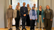 Deltagere under bispevisitasen på St. Olavs hospital. Fra venstre: Domprost Kristin Moen Saxegaard, Leder for preste- og samtaletjenesten Ingvild Knudsen Hammernes, sykehushumanist Asbjørn Fretheim, preses Olav Fykse Tveit, sykehusdiakon Ingvil Øiestad Løvik, kulturkonsulent Dilek Guven Akdeve, sykehusprestene Frode Lund Winsnes, Ane Kristin Koller Sundsnes og Camilla Winsnes.