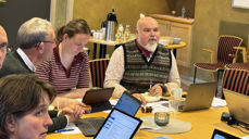 Jon Fredrik Skauge (t.h) og Agnes Sofie Engen Gjeset (midt i bildet) er gjenvalgt som leder og nestleder i Nidaros bispedømmeråd. De ønsker åpne kirkebygg i hele bispedømmet (Foto: Magne Vik Ravndal)