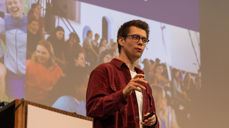 Øyvind Rudolf Sønnesyn Berg forteller sin historie om hvordan ungdommene kom til St. Jakob kirke i Bergen (Foto:
