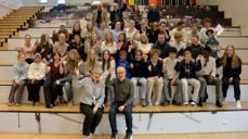 Biskop Herborg og rektor Arne Magnar Bratberg sammen med elever fra Namdalseid skole. Her har biskopen akkurat fått svare på mange gode spørsmål fra ungdomsskoleelevene (Foto: Svein Tore Kolstad)