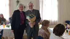 Biskop Herborg delte ut velfortjente blomster til Gustav Danielsen under kirkekaffen på bispevisitasens avslutningsdag (Foto: Svein Tore Kolstad)