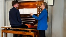 Anders Vassli Brekke, som er kantor i Sverresborg, fikk undervisning og gode råd fra Anna Lapwood. Hun uttrykte begeistring for hans orgelversjon av musikk fra Star Wars (Foto: Gunn Mogseth Skrove)