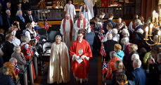 Utgangsprosesjonen fra jubileumsgudstjenesten i Beitstad kirke. (Foto: Trude Vaade)