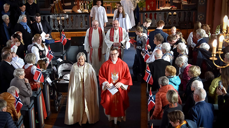 Utgangsprosesjonen fra jubileumsgudstjenesten i Beitstad kirke. (Foto: Trude Vaade)