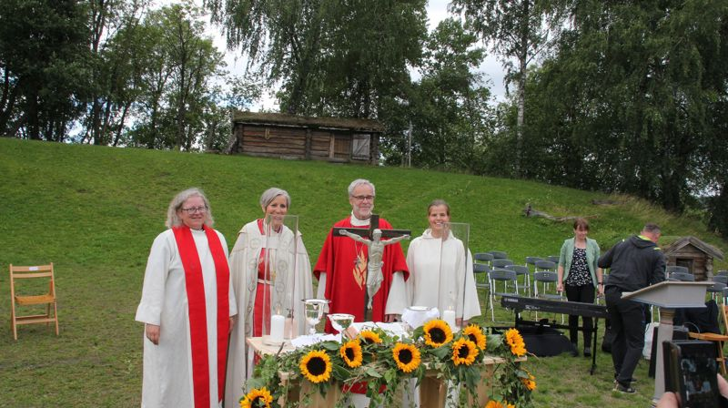 Fra venstre: Christine Waanders, biskop Herborg Finnset, prost Gustav Danielsen, student Maren Græsli. Foto: Stiklestad menighet