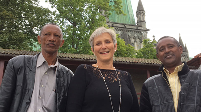 Fra venstre: Synodepresident Tamiru Tadese, Herborg Finnset og Ephrem Fikru. (Foto: Olav Dahle Svanholm)