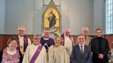 f.v :   medliturg Hilde Thorsø,  prost Øystein Flø, diakon/MRleder Anne Talsnes Flatmo, spr Ole Dahle, biskop  Herborg Finnset, prostiprest Hans-Ole Sveia, kirketjener Magnar Kosberg , klokker Jens Malum, kantor  Magnus Kløften.
