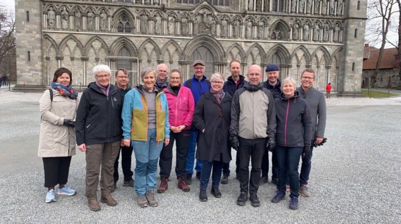 Det svenske bispemøtet samlet utenfor Nidarosdomen under besøket i Trondheim i helgen. I tillegg er domprost i Nidaros Ragnhild Jepsen og biskop i Nidaros Herborg Finnset på bildet.