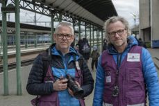 Håvard Bjelland (t.v) og Arne Grieg Riisnæs. Bildet er tatt på togstasjonen i byen Chop i Ukraina, som er et knutepunkt for alle som flykter vestover mot grensen til Ungarn. Foto: Kirkens Nødhjelp