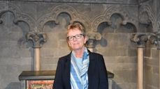 Janne Solli begynner i jobben som daglig leder ved Pilegrimssenter Stiklestad 1.mai. Her er hun avbildet i det østre oktogonkapellet i Nidarosdomen hvor OLav den hellige kan ha blitt begravet.