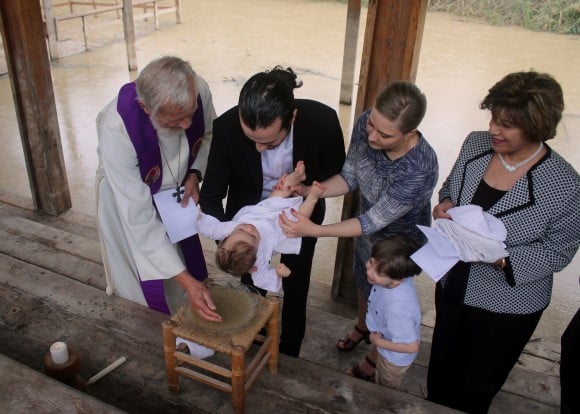 Knut Kittelsaa døper et barn ved  Jesu dåpssted under sitt opphold i 2020..jpg