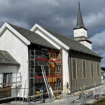 Kolvereid kirke renoveres innvendig og utvendig..jpg