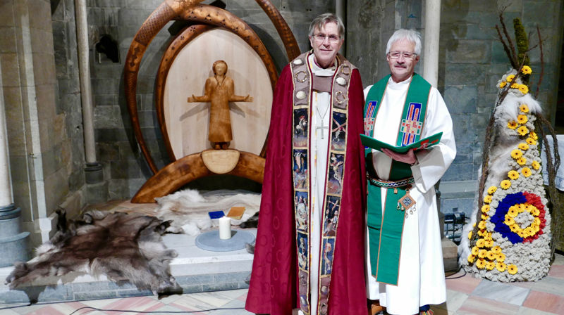 Biskop Tor og prest i sørsamisk område, Bierna Biente, har vært initiativtagerne til det nye samiske alterstedet i Nidarosdomen. Da alteret, som er utsmykket av kunstneren Folke Fjällstrøm, ble innviet 6. februar 2017, var det naturlig at disse to sto sammen om å lede gudstjenesten. (Foto: Anne-Grethe Leine Bientie) 