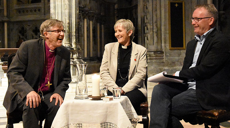 Det ble en munter samtale i domen mellom avtroppende biskop Tor Singsaas og påtroppende biskop Herborg Oline Finnset. Til høyre: Programleder Ove Gundersen. (Alle foto: Magne Vik Bjørkøy)