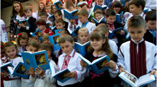 Den blå barnebibelen har vært inngangen til kristen tro for generasjoner av ukrainere (Foto: Bibelselskapet)