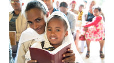 Fra den lutherske Mekane Yesus-kirken. Firebarnsmoren Aleminesh Tagese og datteren Tesfaya på åtte år gleder seg til ny bibel på hadiyya-språket. (Foto: Bibelselskapet)