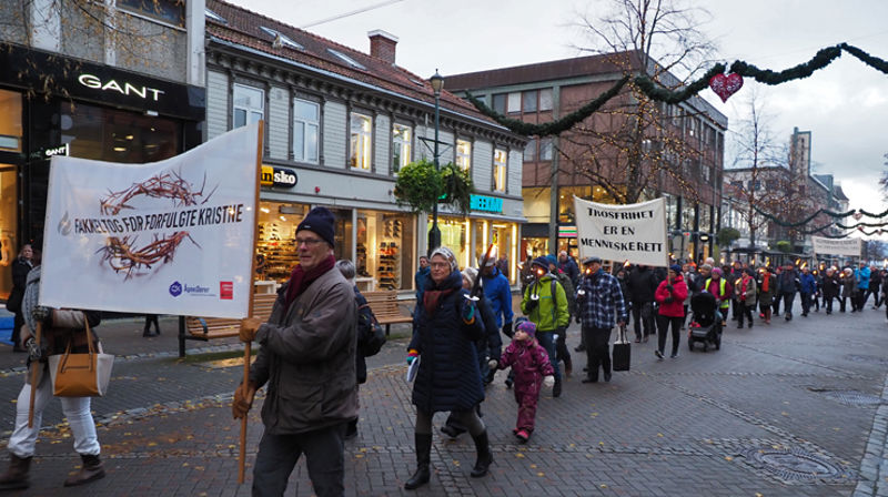 Fakkeltoget for trosfrihet på Nordre gate i Trondheim (foto: Olav D. Svanholm)