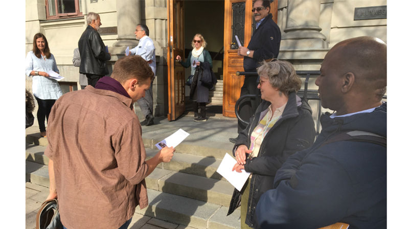 Bystyrerepresentantene får utdelt en erklæring fra den muslimsk-kristne dialoggruppa i Trondheim (Foto: Olav D. Svanholm)