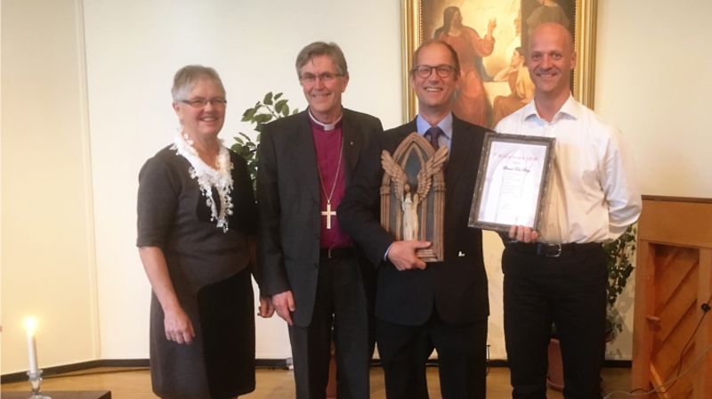 Prisvinner Øivind Berg (3. fra venstre), flankert av juryleder Audhild Morken, biskop Tor Singsaas og menighetsrådsleder i Levanger Arne Okkenhaug. Foto: Gunnar Winther