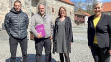 Fra møtet mellom Bufetat Midt-Norge og Nidaros biskop. Fra venstre: Børge Bakken, avdelingsleder, Roger Andre Hammer, rådgiver, Lise Abelvik, enhetsleder, og Herborg Finnset, biskop i Nidaros. (Foto: Aud Kristin Saltvik Aasen)