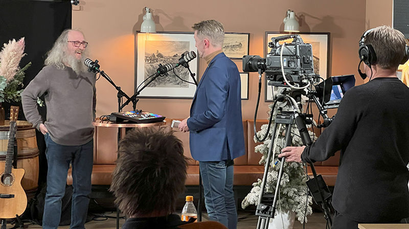 Røros-profilen Arnfinn Strømmevold som gjest under en av TV-episodene av «På trua laus». 