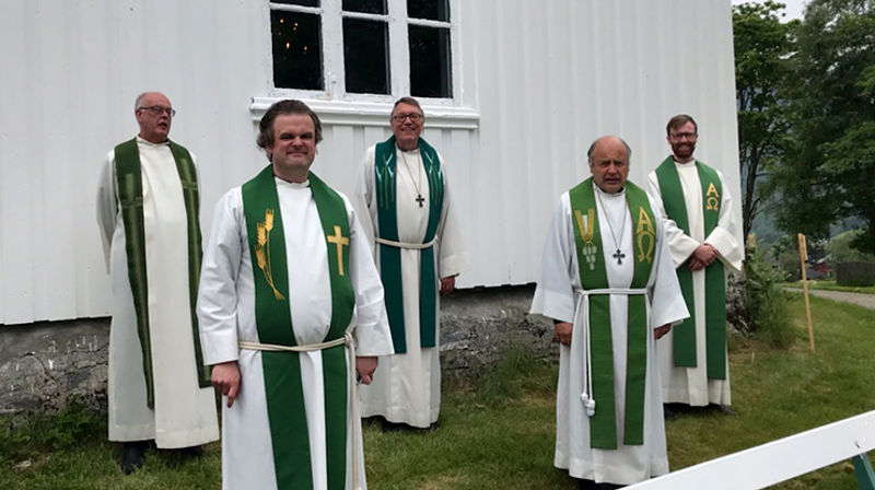 Medvirkende under avskjedsgudstjenesten i Hemne. Fra venstre: Jon Nilsen, Jarle Bryne, Dagfinn Thomassen, Bertel Aasen og Fredrik Danielsen.