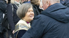 Preses Helga Haugland Byfuglien var omgitt av takknemlige mennesker etter avskjedsgudstjenesten i Nidarosdomen. (Foto: Magne Vik Bjørkøy)