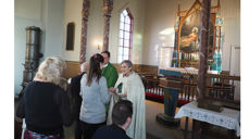 Biskop Herborg Finnset og sokneprest Lars Sperre delte ut nattverd under morgengudstjenesten i Agdenes kirke. (Alle foto: Olav Dahle Svanholm)