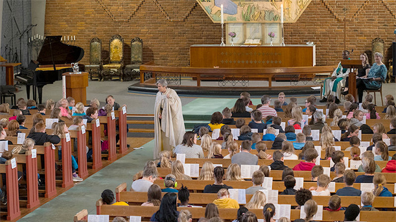 Biskop Herborg Finnset fikk god kontakt med Namsos-ungdommene under skolegudstjenesten i Namsos kirke. (Foto: Ole Morten Olufsen)