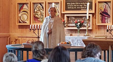 Lokale skole- og barnehagebarn fikk feire gudstjeneste sammen med biskop Herborg Finnset i Trones kirke under dag 1 av bispevisitasen. (Alle foto: Inge Torset)