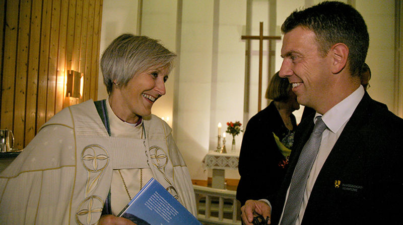 De smilte fornøyd etter å ha opplevd den nye tårnklokka i Bjørhusdal kapell, biskop Herborg Finnset og Namsskogan-ordfører Stian Brekkvassmo. (Alle foto: Anne Elisabeth Breekkvassmo)