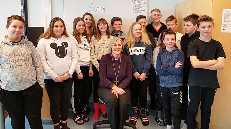 Biskop Herborg Finnset sammen med sjuendeklassingene på Kvam skole. (Foto: Vigdis Aanderaa Aakre)