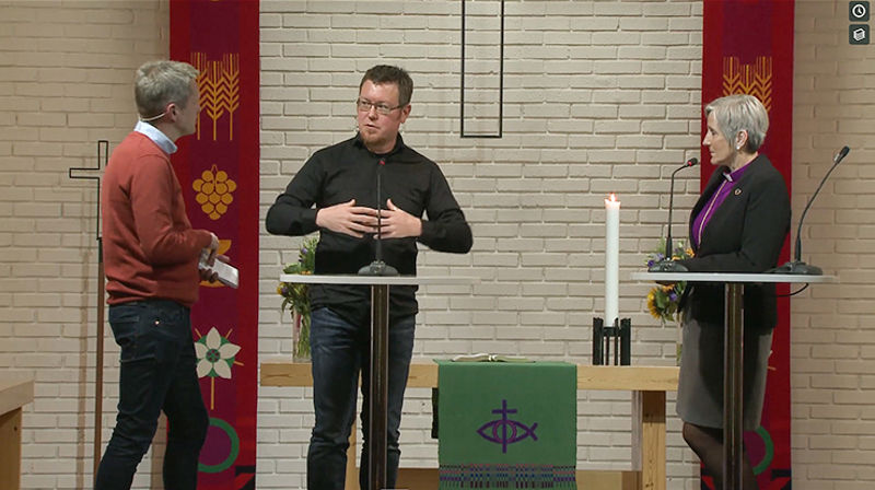 Programleder Magne Vik Bjørkøy i samtale med sokneprest Harald Hauge og biskop Herborg Finnset i en av sekvensene fra TV-sendingen "Folkekirke i ei ny tid". (Foto: Skjermdump)