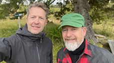 Podkast på tur: Pilegrimsprest Einar Vegge (t.h) tok med seg programleder Magne Vik Ravndal på tur langs pilegrimsleden i Skaun. 