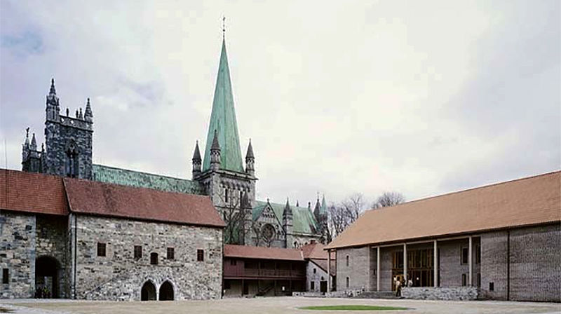 Nidaros bispedømmekontor holder til i moderne innredede lokaler og samtidig historiske omgivelser i Erkebispegården i Trondheim.