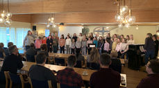 Drøyt 30 sangere fra Vivace gjorde et sterkt inntrykk på kirkemusikerne i Nidaros. Koret dirigeres av kantor Siv Anette Lorentzen (til venstre) i samarbeid med kantorene Bjørn Alexander Bratsberg og Silje Vang Pedersen (til høyre på bildet). (Foto: Magne Vik Bjørkøy)